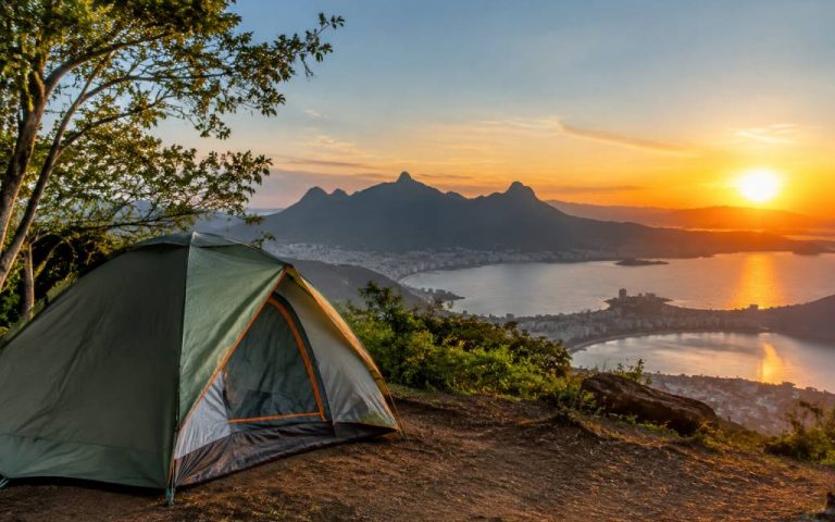 Acampamento no rio de janeiro: melhores lugares para acampar e dicas essenciais