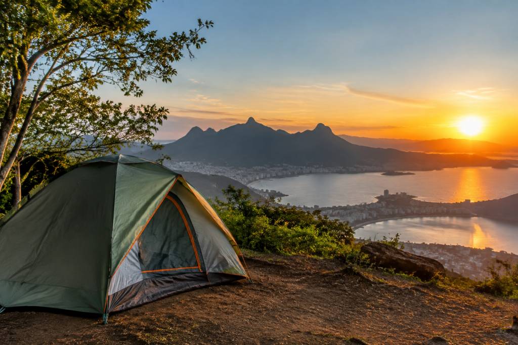 Acampamento no rio de janeiro: melhores lugares para acampar e dicas essenciais